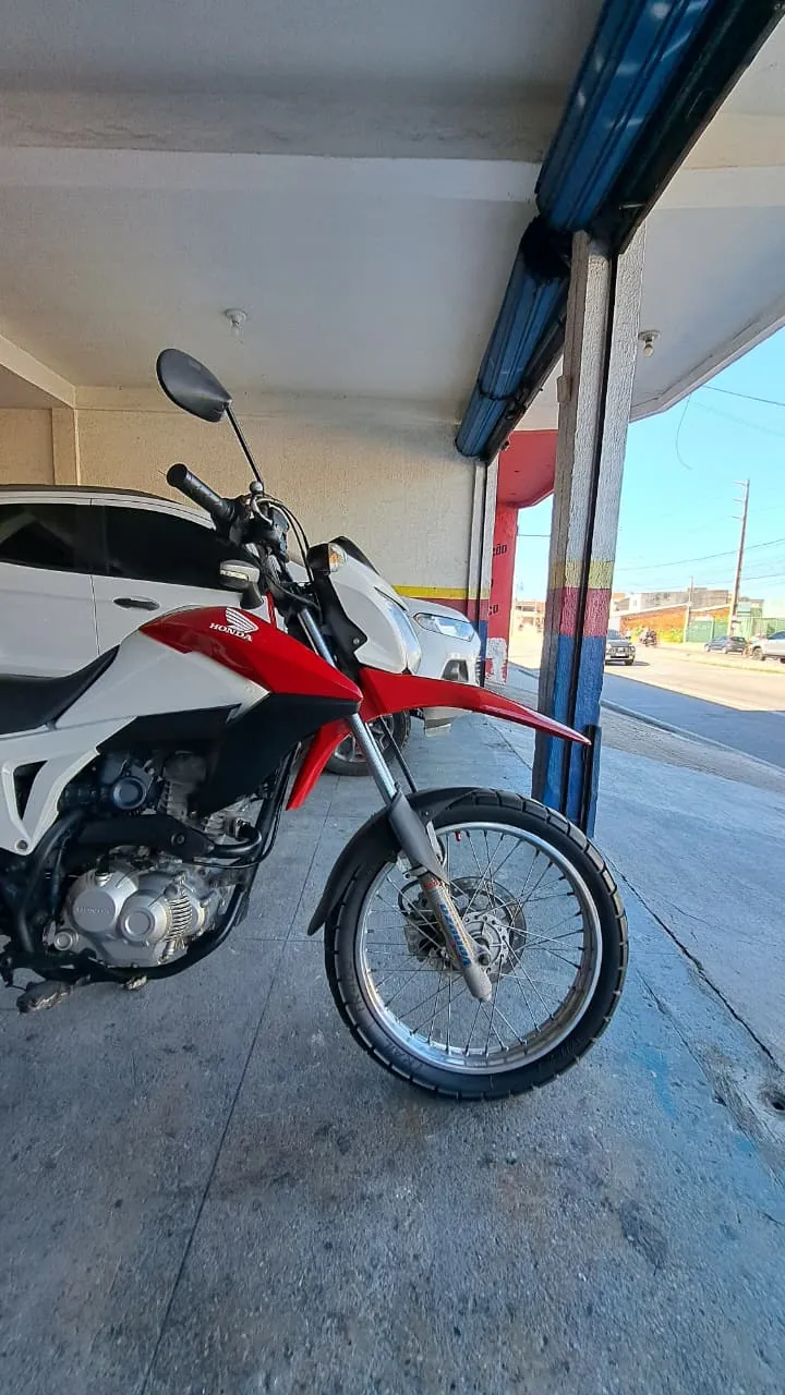 HONDA BROS 160 ESDD DETALHE DA RODA DIANTEIRA E MOTOR